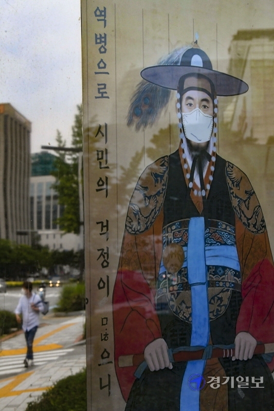 수원시의 코로나19 예방을 위한 마스크 착용 캠페인이 번뜩이는 아이디어로 시민들의 호응을 얻고 있다. 5일 오후 수원시청 앞 게시판에 마스크를 쓴 정조대왕의 어진이 걸려 있다. 시는 마스크 '마스크가 답이다' 캠페인을 지난 6월부터 전개하고 있다. 조주현기자