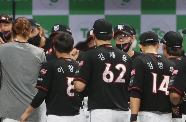 프로야구 KT 위즈가 9월 6전 전승을 거두며 가을야구 이상의 꿈을 키워가고 있다. 사진은 6일 서울 고척스카이돔에서 열린 키움과의 경기서 승리한 KT 이강철 감독(오른쪽 세번째)이 선수들을 격려하고 있는 모습. 연합뉴스