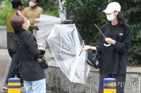 제10호 태풍 '하이선'이 북상한 7일 오전 인천종합버스터미널 사거리에서 시민이 거센 바람으로 우산이 부러지자, 황당한 표정을 짓고 있다. 장용준기자