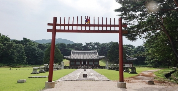 정면에서 본 홍릉 전경.