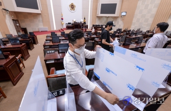7일 오전 제265회 인천시의회 임시회 1차 본회의를 하루 앞두고 본회의장에서 의회 관계자들이 비말 차단용 칸막이를 설치하고 있다. 장용준기자