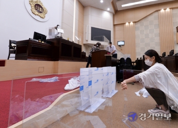 7일 오전 제265회 인천시의회 임시회 1차 본회의를 하루 앞두고 본회의장에서 의회 관계자들이 비말 차단용 칸막이를 설치하고 있다. 장용준기자
