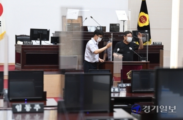 7일 오전 제265회 인천시의회 임시회 1차 본회의를 하루 앞두고 본회의장에서 의회 관계자들이 비말 차단용 칸막이를 설치하고 있다. 장용준기자