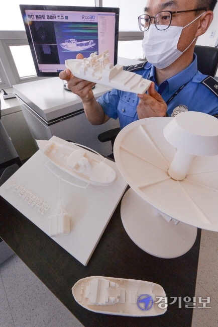 8일 인천시 연수구 해양경찰청 '3D오션 팩토리'에서 스마트해양경찰추진단 관계자가 3D프린터로 제작한 불법 외국어선 단속 장비 등을 선보이고 있다. 해경은 가을철 꽃게 성어기를 맞아 서해 NLL 인근 해역에서 증가하는 불법 외국어선에 대한 단속 활동을 강화한다고 밝혔다. 장용준기자