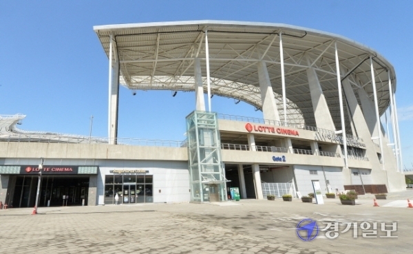인천시가 2014인천아시아경기대회를 위해 지은 서구 아시아드주경기장등 9개 경기장의 운영수지율이 약 50%에 그치며 해마다 100억원 이상 적자만 내고 있다.장용준기자