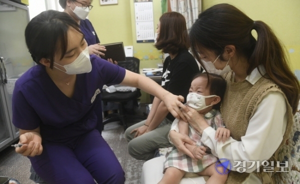 8일 오후 수원시 팔달구 가족보건의원에서 한 아이가 독감 예방접종을 받고 있다. 코로나19와 인플루엔자(독감) 동시 유행에 대비해 경기도는 올 연말까지 한시적으로 무료예방접종 대상을 기존 대상자 외에 만 14~18세와 만 62~64세까지 확대했다. 조주현기자