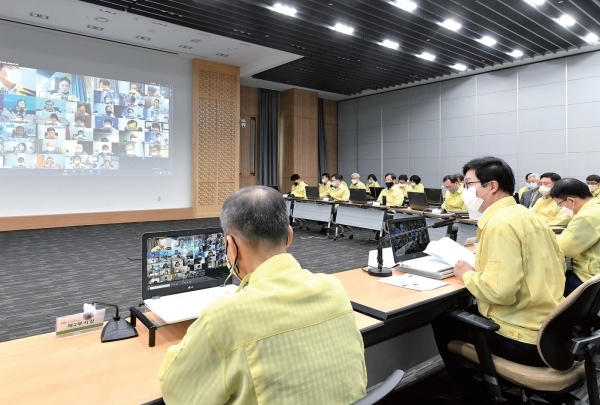지난 6월 수원시 확대간부회의가 비대면 온라인 방식으로 진행되고 있다.