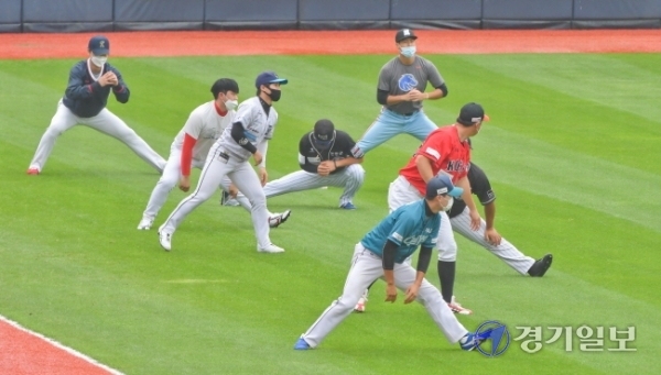 2021 KBO 신인 드래프트 트라이아웃에 참가한 8명의 선수들이 실력을 발휘하기 위해 몸을 풀고 있다. 윤원규기자