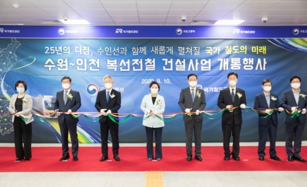 10일 오후 수인선 고색역에서 열린 수인선(수원~한대앞) 개통식에서 김현미 국토부장관, 이재명 경기도지사, 박남춘 인천시장, 염태영 수원시장, 윤화섭 안산시장, 서철모 화성시장, 전해철ㆍ백혜련 국회의원 등 내빈들이 테이프 커팅을 하고 있다. 경기도 제공