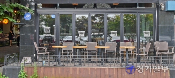 코로나19로 수도권 사회적 거리두기 2.5단계가 진행중인 11일 오후 용인 보정동 카페거리가 점심시간임에도 한산한 모습을 보이고 있다. 윤원규기자