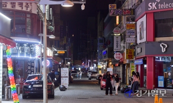 수도권의 사회적거리두기 2.5단계의 연장여부 발표를 하루앞둔 12일 오후 산본 중심상가에 찾는이 없이 적막한 모습을 보이고 있다. 윤원규기자