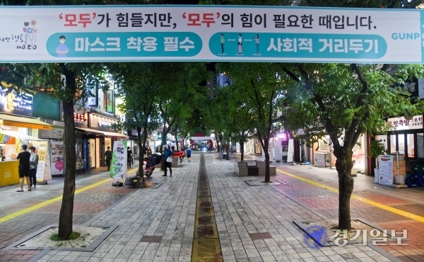 수도권의 사회적거리두기 2.5단계의 연장여부 발표를 하루앞둔 12일 오후 안양 1번가가 찾는이 없이 적막한 모습을 보이고 있다. 윤원규기자