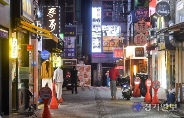수도권의 사회적거리두기 2.5단계의 연장여부 발표를 하루앞둔 12일 오후 안양 1번가가 찾는이 없이 적막한 모습을 보이고 있다. 윤원규기자