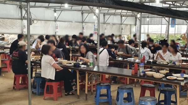 13일 수원시 장안구 하광교동의 광교산 인근 식당이 산행 후 뒤풀이를 즐기는 등산객으로 가득 찼다.