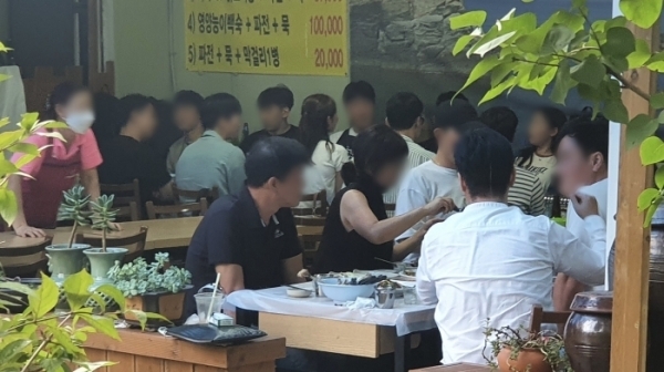 13일 안양시 만안구 석수동의 삼성산 인근 식당에서 산행을 마친 등산객들이 다닥다닥 붙어 앉아 뒤풀이를 즐기고 있다.