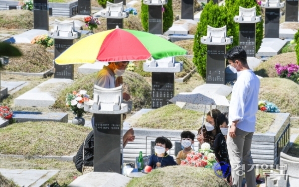 13일 오전 인천시 부평구 인천가족공원 봉안당 입구가 참배객들로 붐비고 있다. 인천시는 코로나19 확산 방지를 위해 올해 추석 연휴 동안 인천가족공원을 폐쇄하는 대신 9월 12∼29일을 성묘 기간으로 정했다. 장용준기자