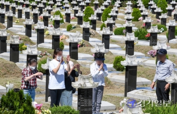 13일 오전 인천시 부평구 인천가족공원 봉안당 입구가 참배객들로 붐비고 있다. 인천시는 코로나19 확산 방지를 위해 올해 추석 연휴 동안 인천가족공원을 폐쇄하는 대신 9월 12∼29일을 성묘 기간으로 정했다. 장용준기자