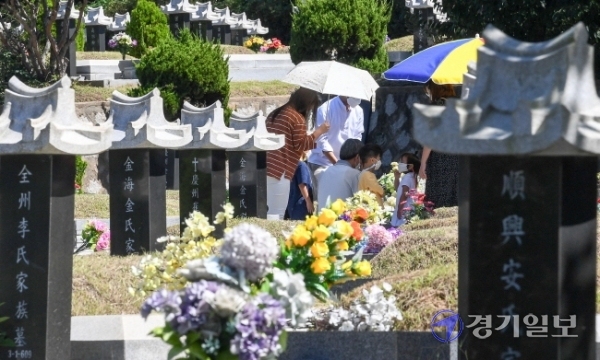 13일 오전 인천시 부평구 인천가족공원 봉안당 입구가 참배객들로 붐비고 있다. 인천시는 코로나19 확산 방지를 위해 올해 추석 연휴 동안 인천가족공원을 폐쇄하는 대신 9월 12∼29일을 성묘 기간으로 정했다. 장용준기자