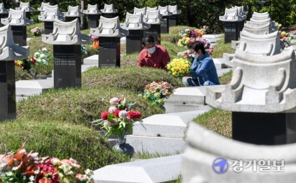 13일 오전 인천시 부평구 인천가족공원 봉안당 입구가 참배객들로 붐비고 있다. 인천시는 코로나19 확산 방지를 위해 올해 추석 연휴 동안 인천가족공원을 폐쇄하는 대신 9월 12∼29일을 성묘 기간으로 정했다. 장용준기자