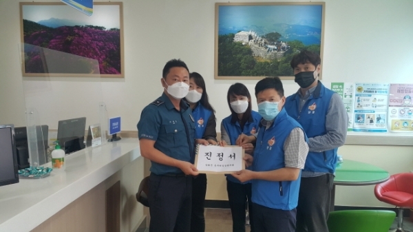 강화군 공무원 직장협의회는 14일 강화경찰서에 진정서를 제출하고 있다.<br>