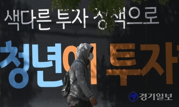 이재명 경기도지사의 주요 청년정책 중 하나인 ‘청년면접수당’ 하반기 신청접수가 시작된 14일 오후 수원역 인근 담장에 경기도의 청년 구직 지원 정책 대형홍보물이 붙어있다.조주현기자