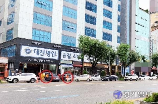 인천시 남동구 대찬병원 앞 도로에  주차대행 서비스 직원(빨간 원안)을 기다리는 방문 차량들이 줄지어 서 있다. 김보람기자
