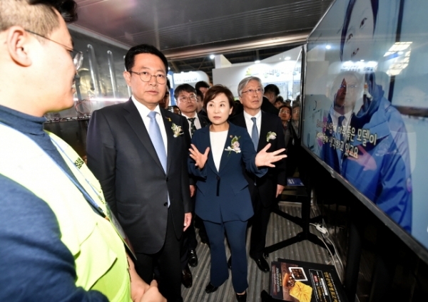 박남춘 인천시장이 지난해 개항창조도시 도시재생사업의 핵심인 인천항 8부두 상상플랫폼에서 열린 도시재생 산업박람회에서 김현미 국토교통부 장관과 부스를 둘러보고 있다./인천시 제공