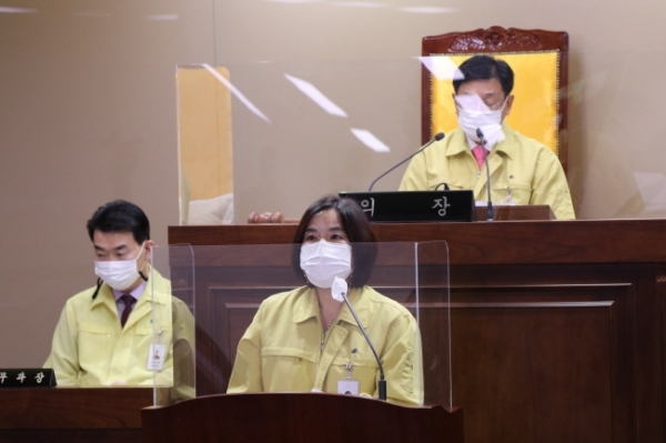 15일 오전 10시에 열린 양평군의회 2차 본회의에서 윤순옥 예결위원장이 4차 추경안 심사내용을 발표하고 있다.