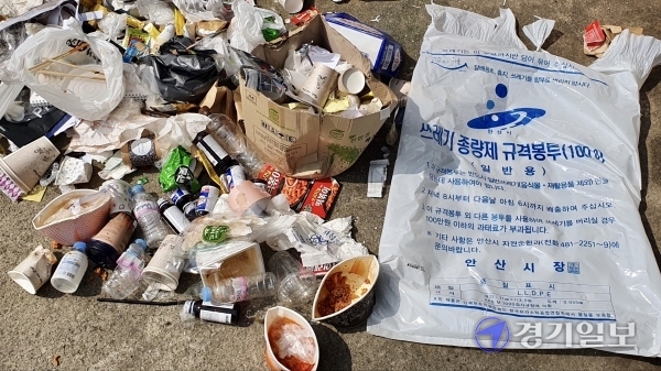 15일 안산시 공무원들이 사용한 각종 일회용품과 먹고 남은 음식물이 뒤섞인 채 버려져 있다. 장희준기자
