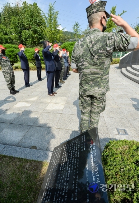 인천상륙작전 전승 70주년을 맞아 15일 오전  인천시 부평구 백운공원내 부평전투승전기념비 앞에서  해병대전우회 인천시연합회 회원들과 서헌원 해병대 부사령관이참배를 하고 있다. 장용준기자
