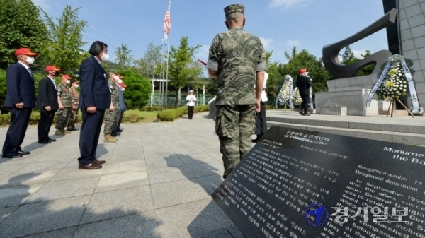 인천상륙작전 전승 70주년을 맞아 15일 오전  인천시 부평구 백운공원내 부평전투승전기념비 앞에서  해병대전우회 인천시연합회 회원들과 서헌원 해병대 부사령관이참배를 하고 있다. 장용준기자