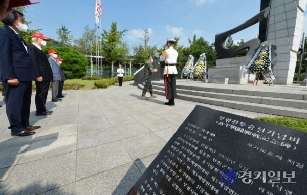 인천상륙작전 전승 70주년을 맞아 15일 오전  인천시 부평구 백운공원내 부평전투승전기념비 앞에서  해병대전우회 인천시연합회 회원들과 서헌원 해병대 부사령관이참배를 하고 있다. 장용준기자