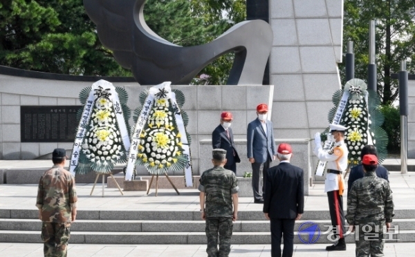 인천상륙작전 전승 70주년을 맞아 15일 오전  인천시 부평구 백운공원내 부평전투승전기념비 앞에서  해병대전우회 인천시연합회 회원들과 서헌원 해병대 부사령관이참배를 하고 있다. 장용준기자