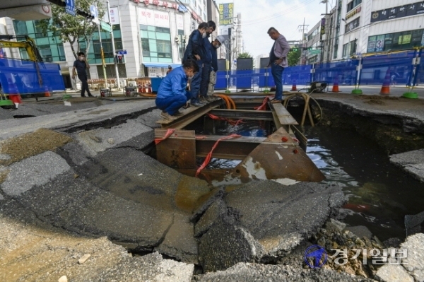 15일 오전 5시 30분께 성남종합운동장 사거리 일대가 지하 상수도관 파열로 물바다로 변한 가운데 침수 피해를 입은 한 상점에서 직원들이 배수 및 복구작업을 하고 있다. 이 사고로 오전 한때 차량 운행이 전면 통제되고 주택과 건물 등 1천여 세대의 수돗물 공급이 중단됐다. 조주현기자