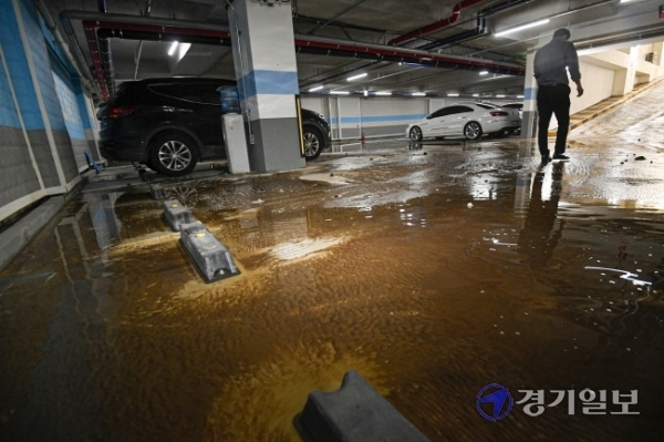 15일 오전 5시 30분께 성남종합운동장 사거리 일대가 지하 상수도관 파열로 물바다로 변한 가운데 침수 피해를 입은 한 상점에서 직원들이 배수 및 복구작업을 하고 있다. 이 사고로 오전 한때 차량 운행이 전면 통제되고 주택과 건물 등 1천여 세대의 수돗물 공급이 중단됐다. 조주현기자