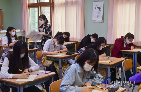 16일 오전 수원 영생고등학교에서 2021학년도 대학수학능력시험을 앞둔 고3 학생들이 9월 모의평가 국어영역 문제를 신중히 풀고 있다. 이번 9월 모의평가는 수능 출제기관인 평가원이 본 수능 이전에 실시하는 마지막 모의고사로 지원한 수험생은 48만 7347명이다. 윤원규 기자