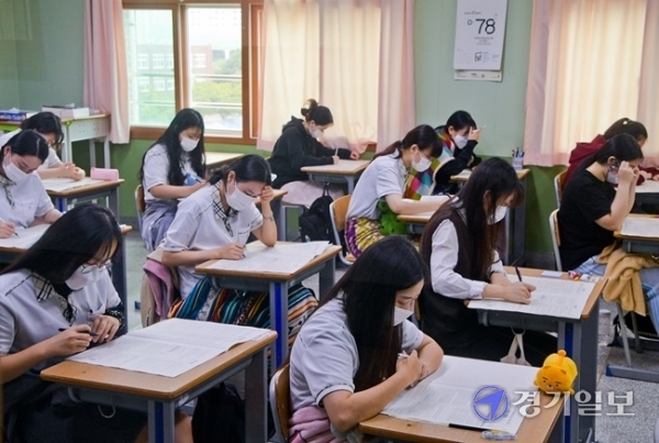 16일 오전 수원 영생고등학교에서 2021학년도 대학수학능력시험을 앞둔 고3 학생들이 9월 모의평가 국어영역 문제를 신중히 풀고 있다. 이번 9월 모의평가는 수능 출제기관인 평가원이 본 수능 이전에 실시하는 마지막 모의고사로 지원한 수험생은 48만 7347명이다. 윤원규 기자