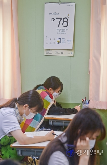 16일 오전 수원 영생고등학교에서 2021학년도 대학수학능력시험을 앞둔 고3 학생들이 9월 모의평가 국어영역 문제를 신중히 풀고 있다. 이번 9월 모의평가는 수능 출제기관인 평가원이 본 수능 이전에 실시하는 마지막 모의고사로 지원한 수험생은 48만 7347명이다. 윤원규 기자