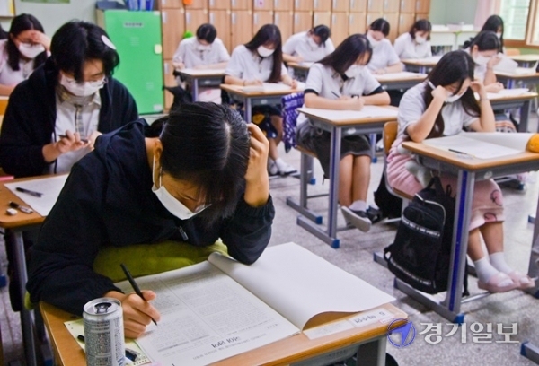 16일 오전 수원 영생고등학교에서 2021학년도 대학수학능력시험을 앞둔 고3 학생들이 9월 모의평가 국어영역 문제를 신중히 풀고 있다. 이번 9월 모의평가는 수능 출제기관인 평가원이 본 수능 이전에 실시하는 마지막 모의고사로 지원한 수험생은 48만 7347명이다. 윤원규 기자