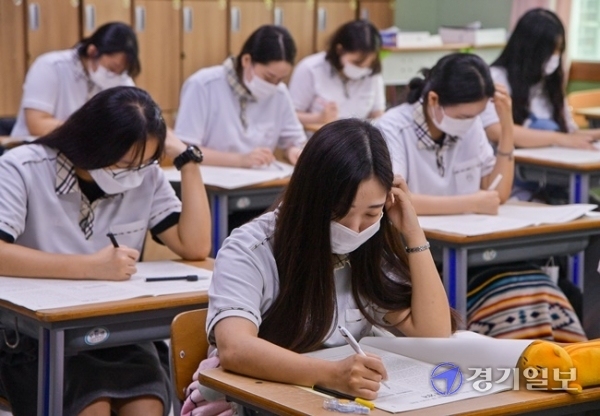 16일 오전 수원 영생고등학교에서 2021학년도 대학수학능력시험을 앞둔 고3 학생들이 9월 모의평가 국어영역 문제를 신중히 풀고 있다. 이번 9월 모의평가는 수능 출제기관인 평가원이 본 수능 이전에 실시하는 마지막 모의고사로 지원한 수험생은 48만 7347명이다. 윤원규 기자