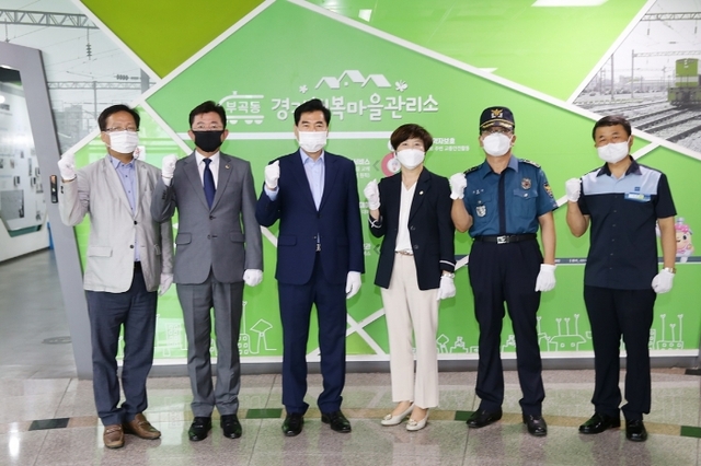 ▲ 의왕시 경기행복마을관리소 개소식 (4)(왼쪽부터 김본경 부곡동장, 박근철 경기도의회 민주당대표의원, 김상돈 의왕시장, 윤미경 시의장, 신동민 부곡파출소장, 배은선 의왕역장)