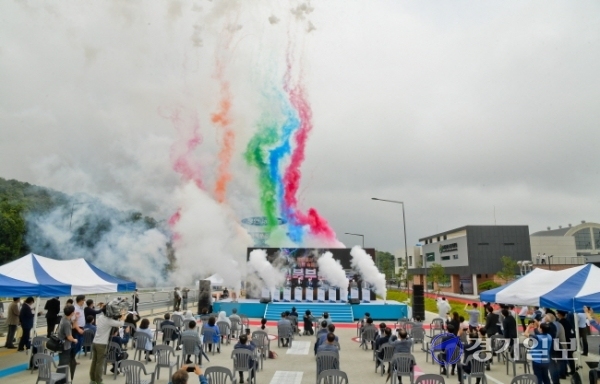 16일 오후 수원북부순환도로 장안영업소에서 열린 '수원북부순환도로 개통식'에서 염태영 수원시장, 김승원 국회의원, 조석환 수원시의회 의장 등 관계자들이 개통기념 퍼포먼스를 하고 있다. 윤원규기자<br>
