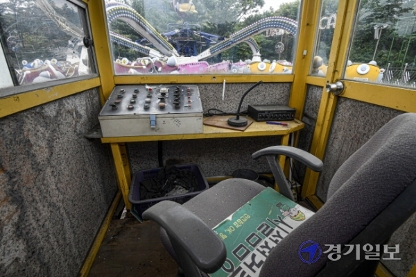 지난 2015년 10월 이후 운영이 중단된 부천시 춘의동 경인랜드가 16일 오전 잡초가 무성하고 놀이기구들이 망가진 채 5년째 흉물로 방치되고 있다. 조주현기자