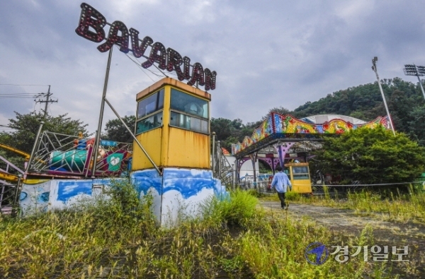 지난 2015년 10월 이후 운영이 중단된 부천시 춘의동 경인랜드가 16일 오전 잡초가 무성하고 놀이기구들이 망가진 채 5년째 흉물로 방치되고 있다. 조주현기자