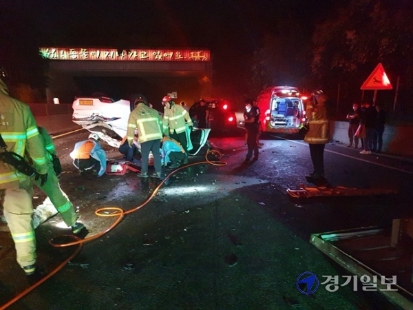 의왕~과천 고속도로 하행선 월암 IC 인근에서 교통사고로 1명이 숨지고 2명이 부상하는 사고가 발생했다.
