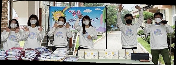 9월14일 행복한 아침맞이 행사를 위해 학생들을 기다리고 계신 송촌초 교사들의 모습.