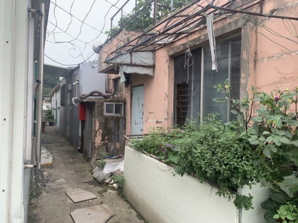 17일 수원 영동시장 옥상에 위치한 빈집