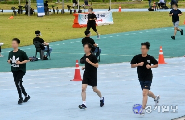 17일 오후 수원시 장안구 보훈재활체육센터 운동장에서 열린 2020년도 국가공무원 교정직 9급 공채 실기시험에서 응시생들이 20m 왕복 오래달리기를 하고 있다.  김시범기자