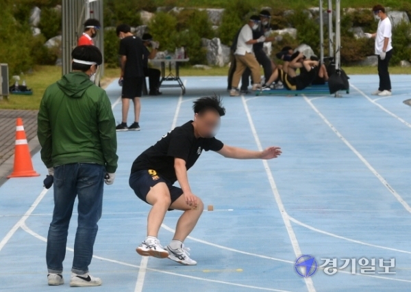 17일 오후 수원시 장안구 보훈재활체육센터 운동장에서 열린 2020년도 국가공무원 교정직 9급 공채 실기시험에서 응시생들이 20m 왕복 오래달리기를 하고 있다.  김시범기자