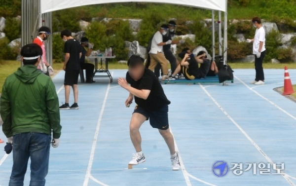 17일 오후 수원시 장안구 보훈재활체육센터 운동장에서 열린 2020년도 국가공무원 교정직 9급 공채 실기시험에서 응시생들이 20m 왕복 오래달리기를 하고 있다.  김시범기자